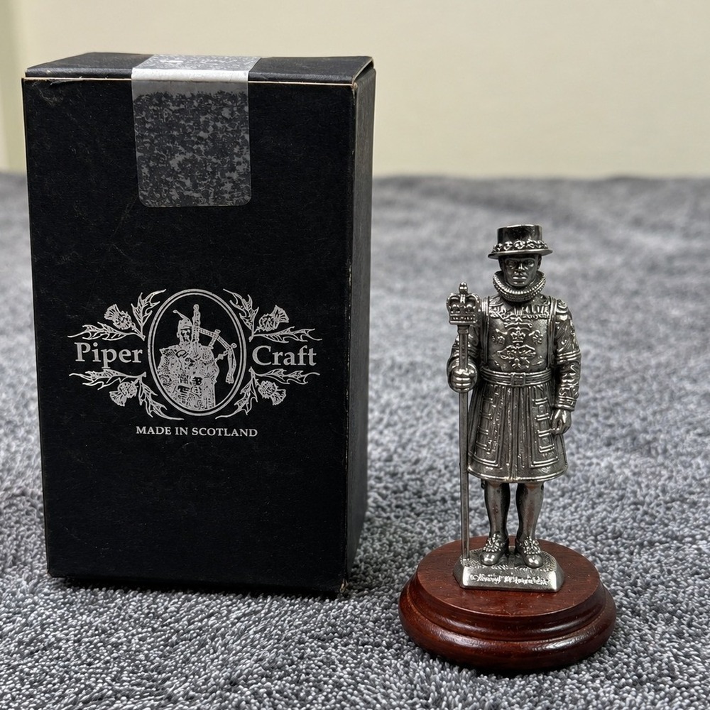 Pipercraft Chief Warder Tower London Pewter Beefeater Figurine Box Scotland